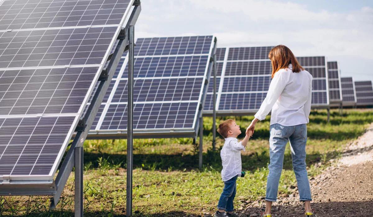 sb saules elektrines naujiena blog 1 mom with kid walking near solar panels